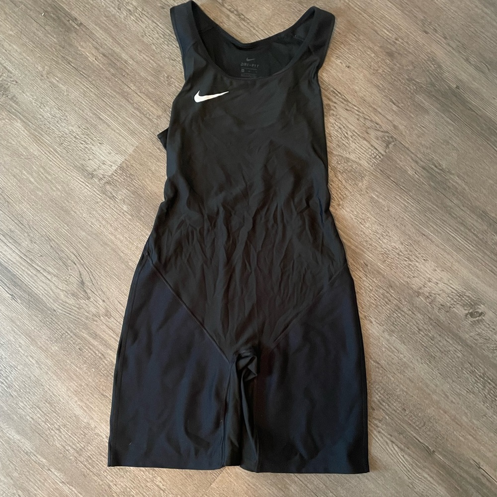 NIKE WOMEN'S WEIGHTLIFTING SINGLET - BLACK / BLACK SIZE MEDIUM